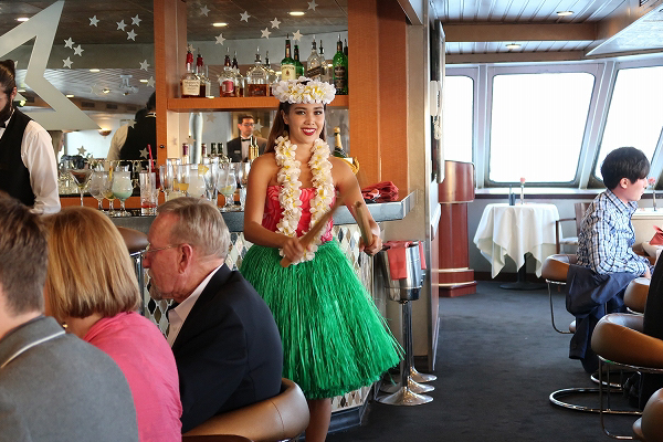 サンセットクルーズのフラダンサー