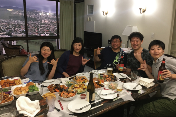 ホテルで両家の家族全員で部屋飲み