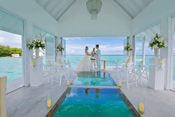 フォーシーズンズ モルディブ アット ランダーギラーヴァル ガラス張りのバージンロード