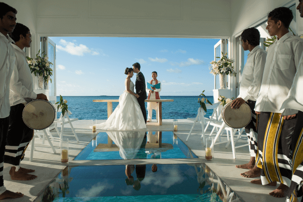 フォーシーズンズ モルディブ アット ランダーギラーヴァル ガラス張りのバージンロード