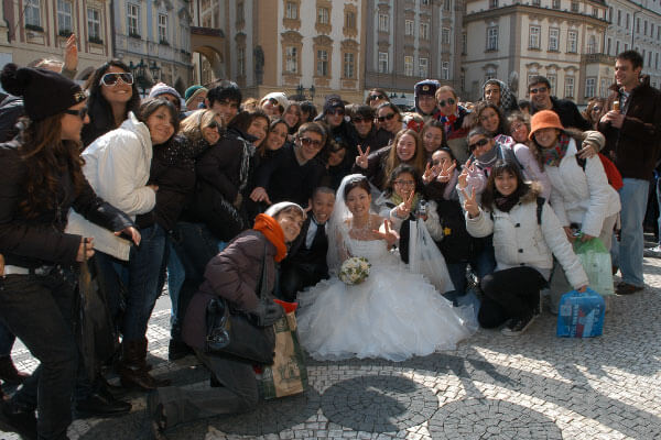 プラハ市民に祝福されフォト