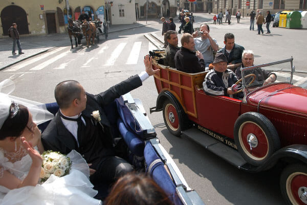 プラハ市民に祝福されながら馬車遊覧