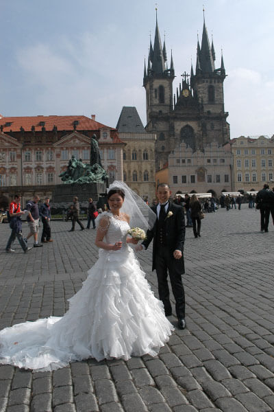 プラハ城をバックに