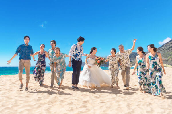 家族そろってビーチで写真