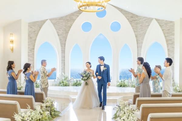 祭壇から美しい海が見えるチャペル