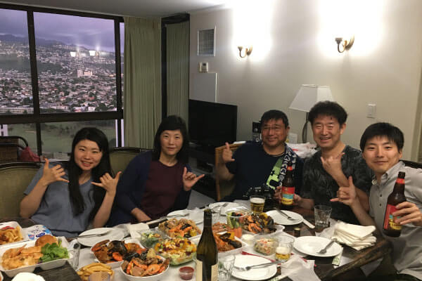 ワイキキサンセットのリビングで2次会